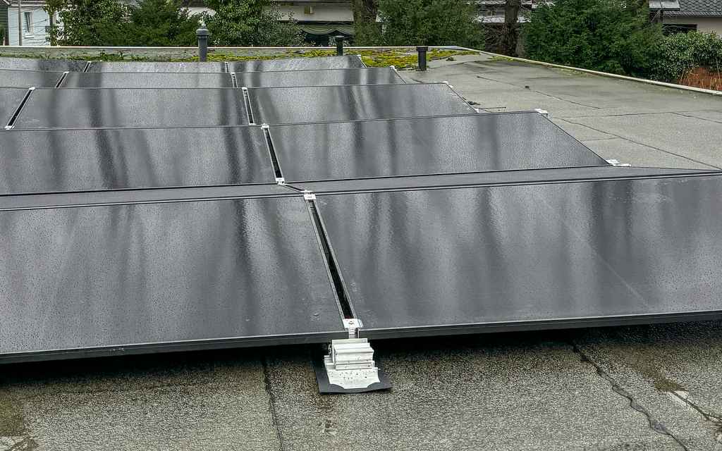 PV-Anlage (Photovoltaik-Anlage) auf dem Dach der Praxis Dr.Beate Beyer